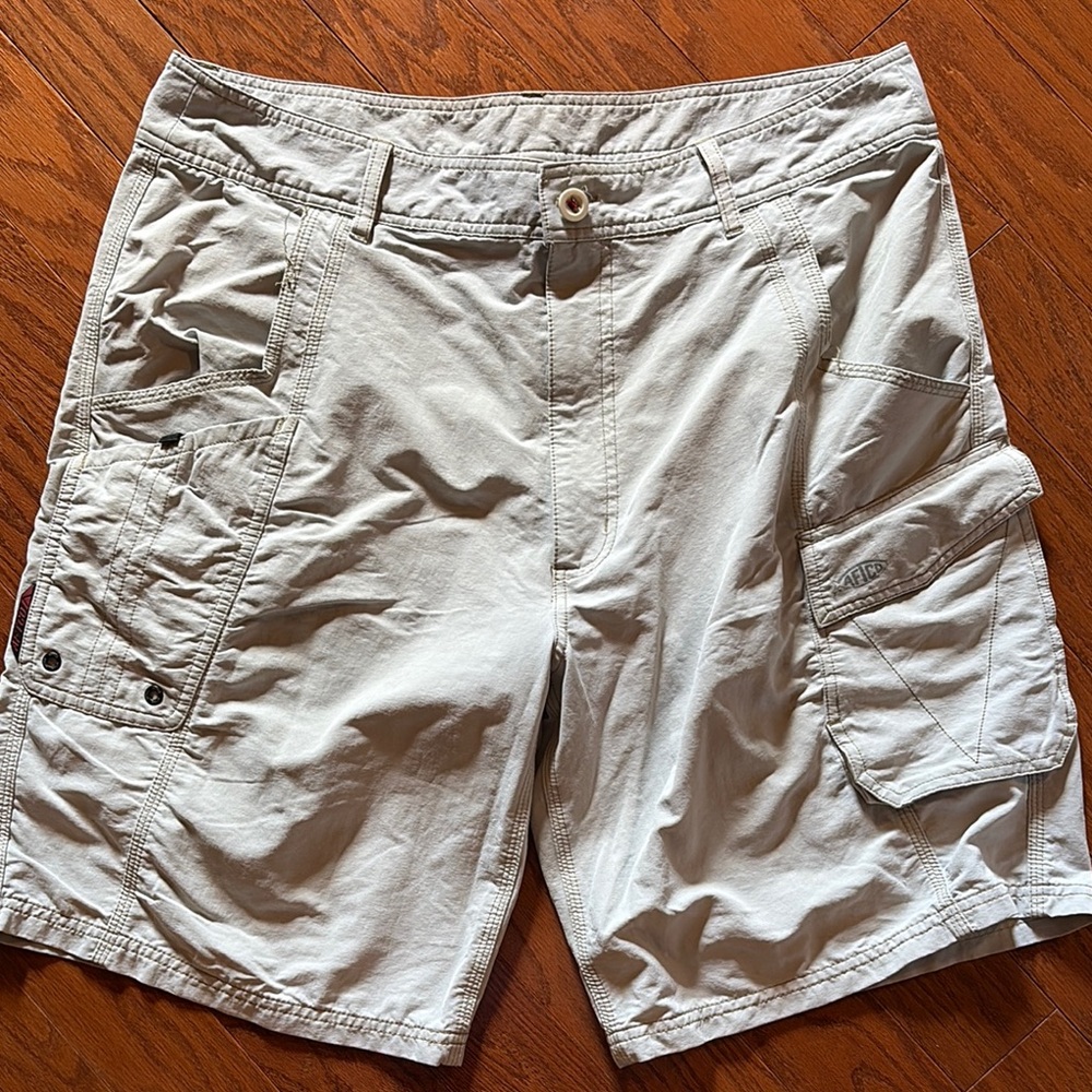 AFTCO Tan Cargo Shorts Lightweight Summer Essential